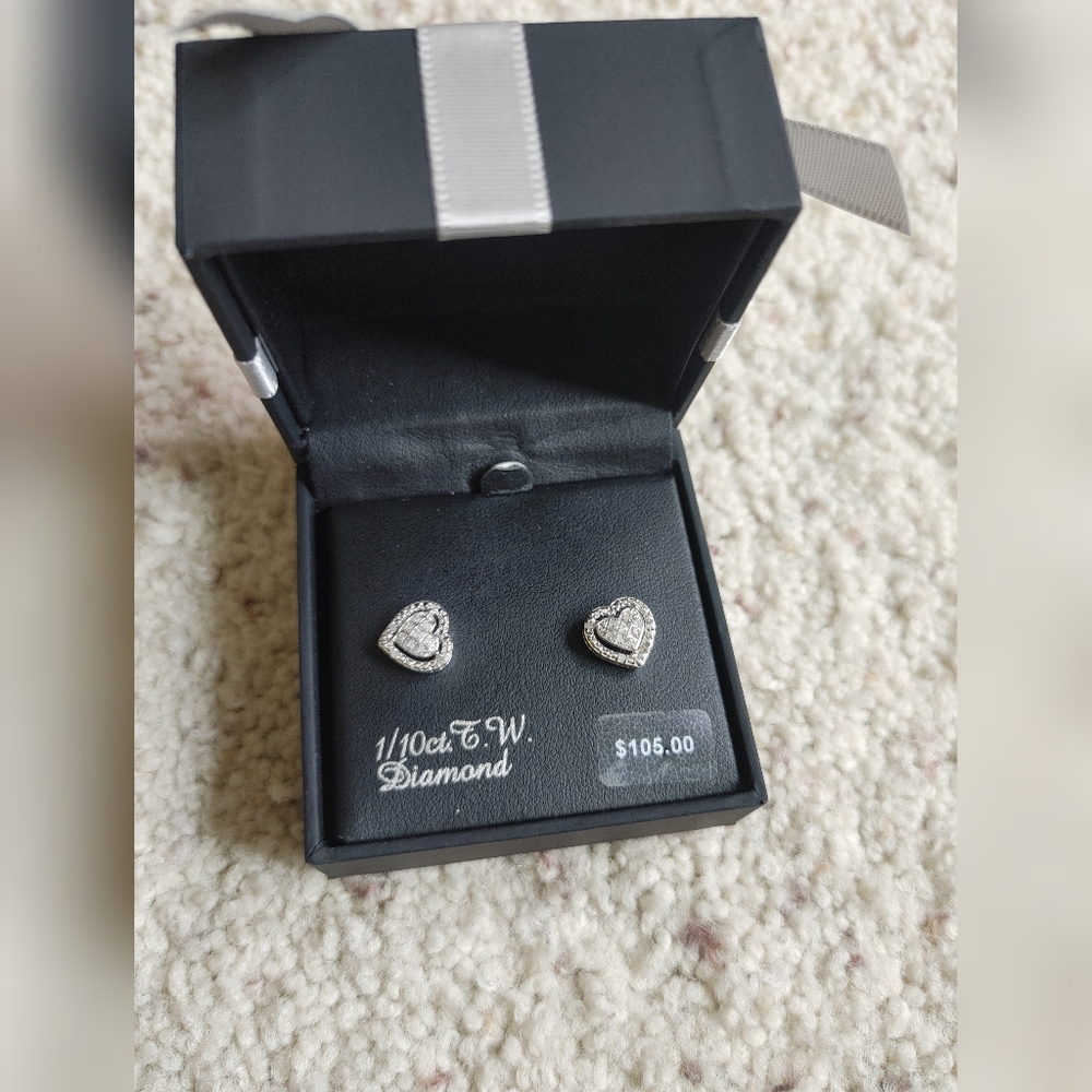 NWT 1/10 ct. t.w. diamond heart earrings